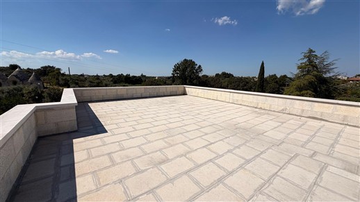 Villetta Con Trullo e Deposito in Zona Collinare